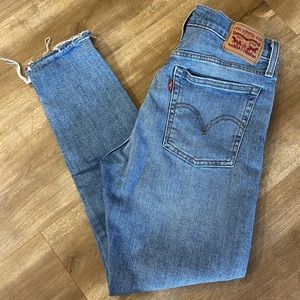 Distressed Wedgie Skinny Levi’s